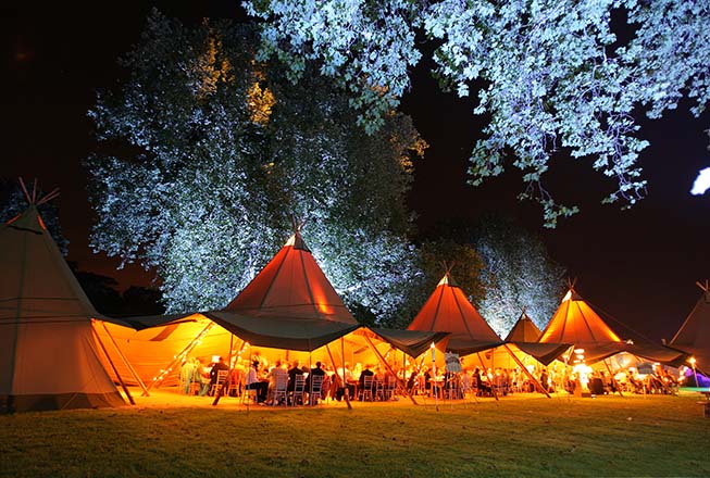 Il Tipi Gigante: La Tenda da Ricevimento alla Moda Venuta dal Nord.